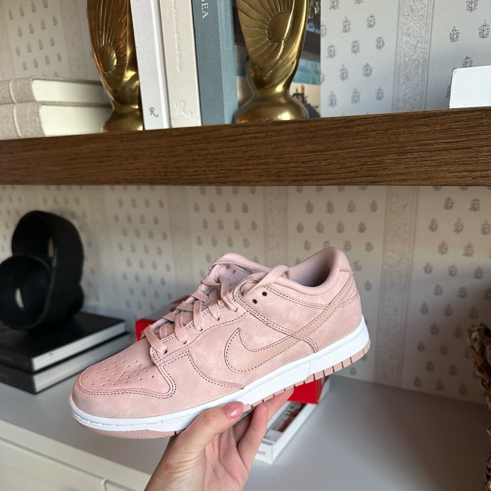 NWB Womens Nike Dunk Low PRM Pink Oxford